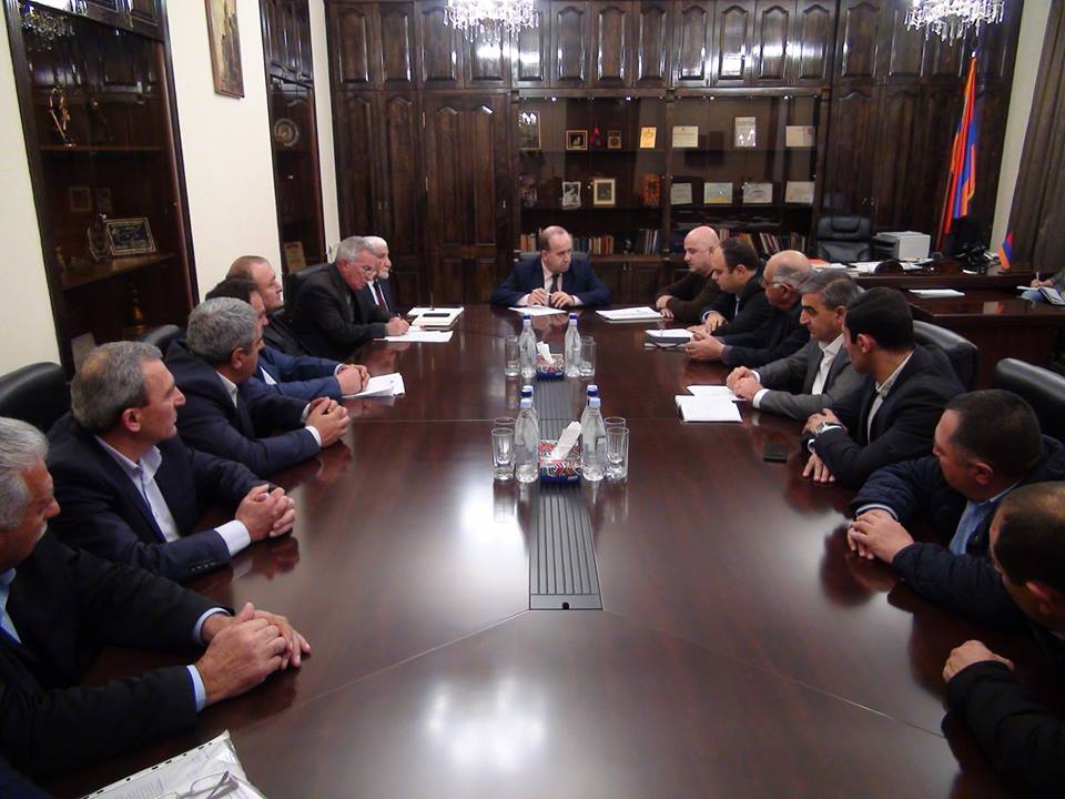 Շիրակի մարզպետը քննարկել է Փոքր Մանթաշի խմելու ջրի աղբյուրների վրա կապտաժներ կառուցելու խնդիրը