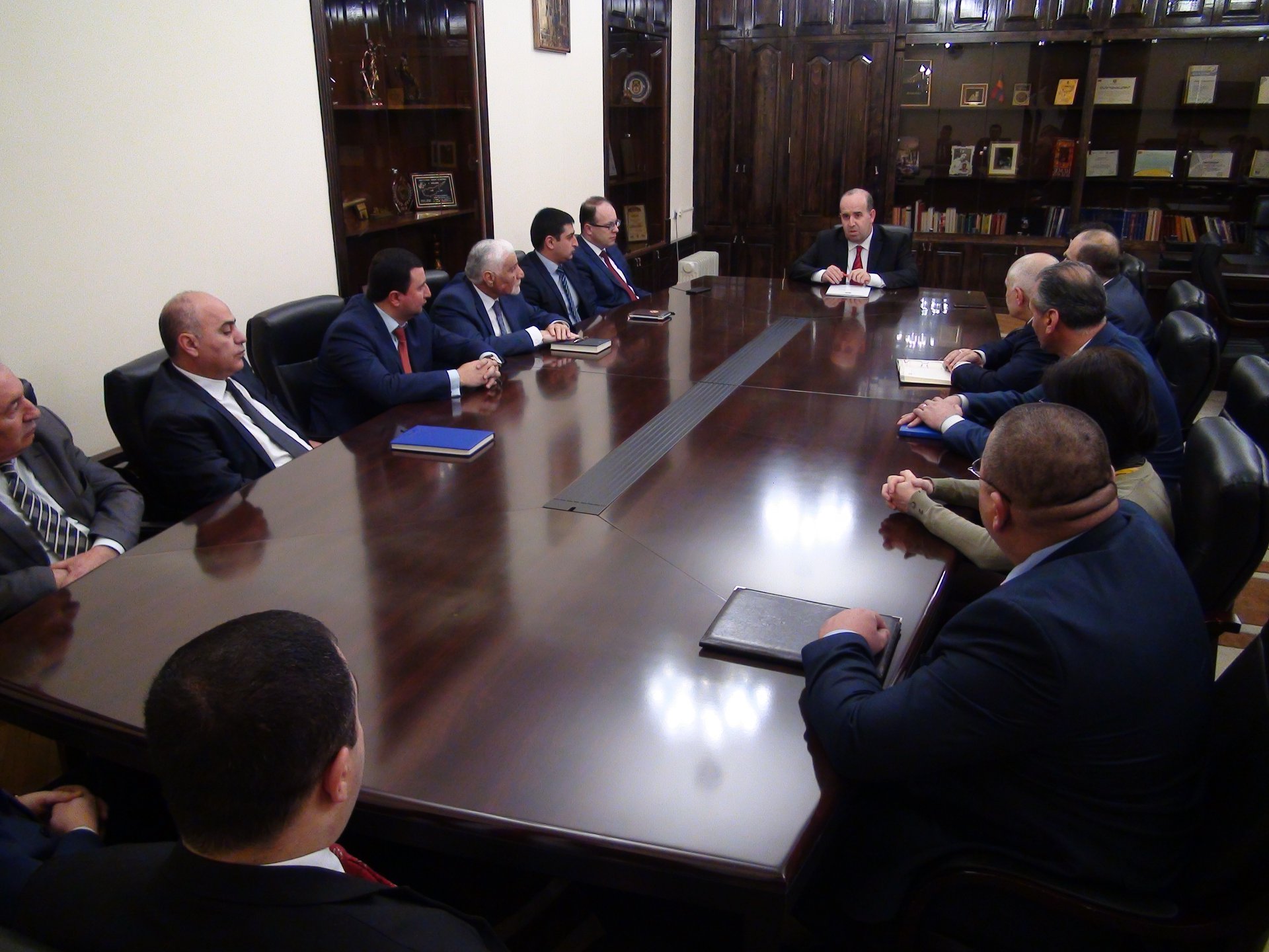 Ինձ համար պատիվ ու պատասխանատվություն է ղեկավարել իմ մարզը. Շիրակի նորանշանակ մարզպետը հանդիպել է աշխատակիցների հետ