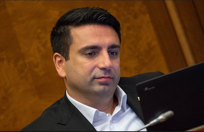 Լսե´ք, հերի´ք է օրհներգ քննարկեք, բավակա´ն է. Ալեն Սիմոնյան