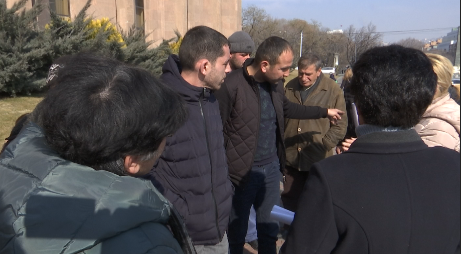 Փողոցային առևտրով զբաղվող քաղաքացիները խոստանում են վաղվանից կտրուկ քայլերի դիմել