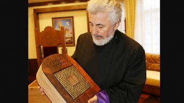 Սամվել Կարապետյանը հազվագյուտ արժեքավոր իրեր է փոխանցել Հայ առաքելական եկեղեցուն