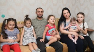 ՌԴ-ում այրվող տնից երեք երեխայի փրկած Գևորգ Ավետիսյանին կնոջ և 5 երեխայի հետ բնակարանից դուրս են անում