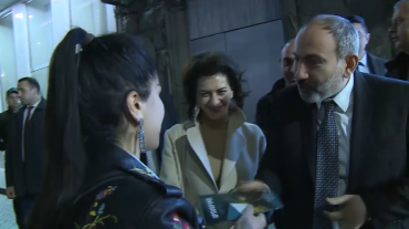 Վարչապետը և կառավարության անդամները գրքեր են նվիրել քաղաքացիներին