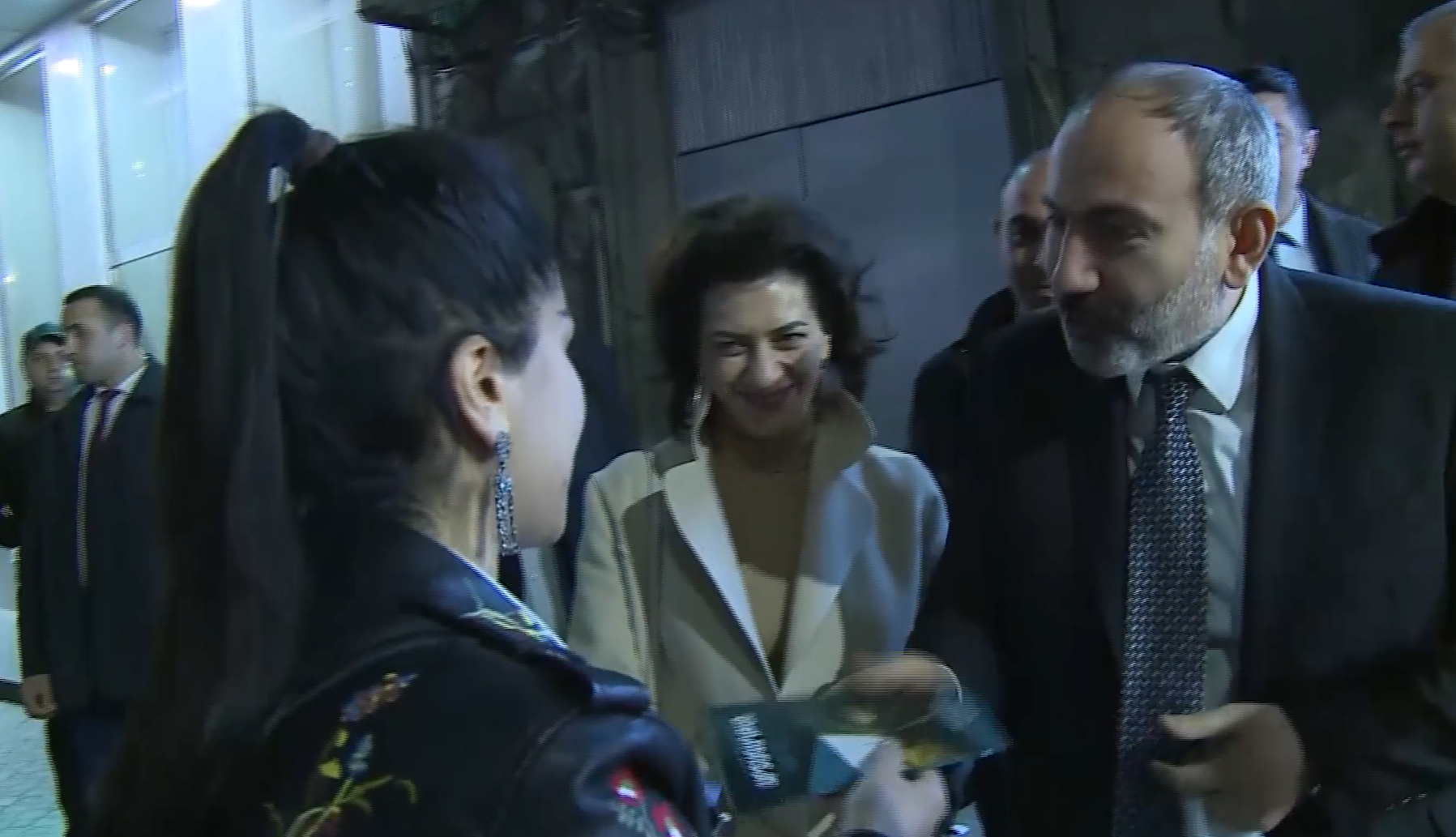 Վարչապետը և կառավարության անդամները գրքեր են նվիրել քաղաքացիներին