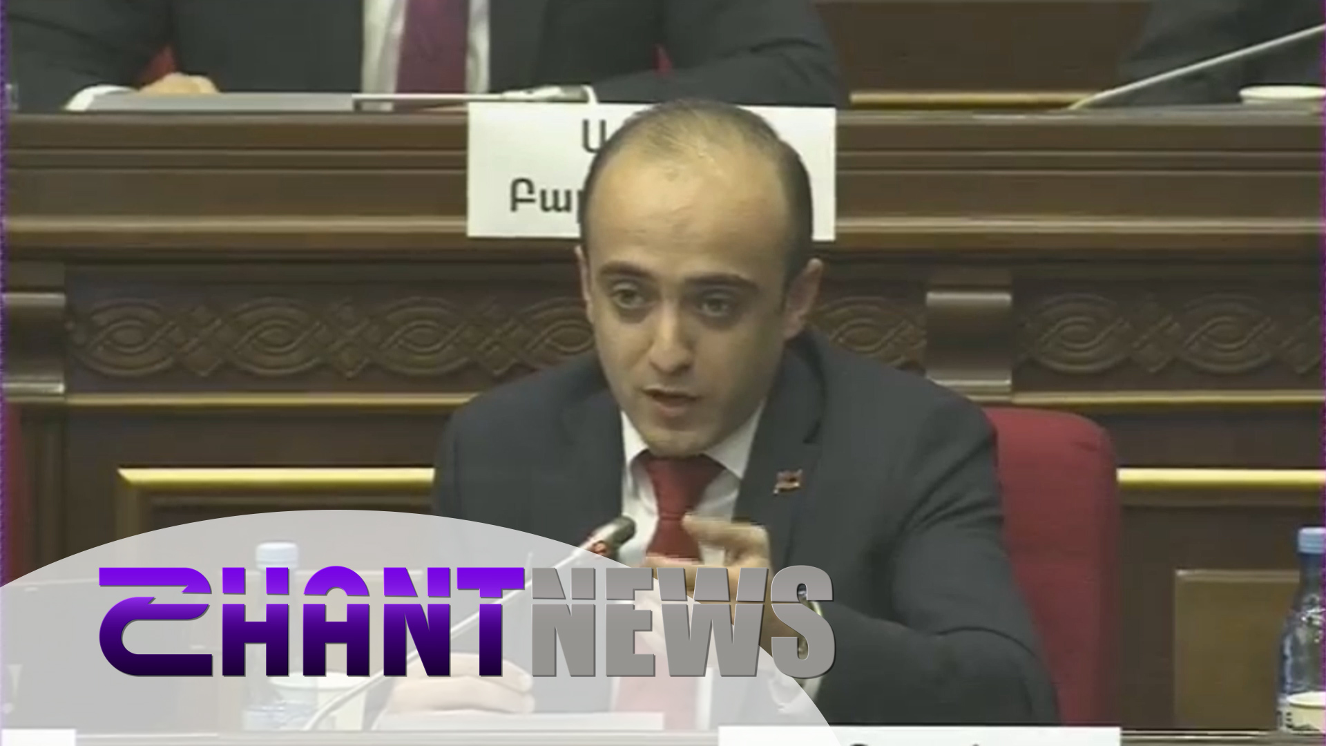 Պատգամավորի հարցը լսելով` վարչապետն ասաց, որ այն հասկանալու համար պետք է խորհրդակցի իրավաբանների հետ