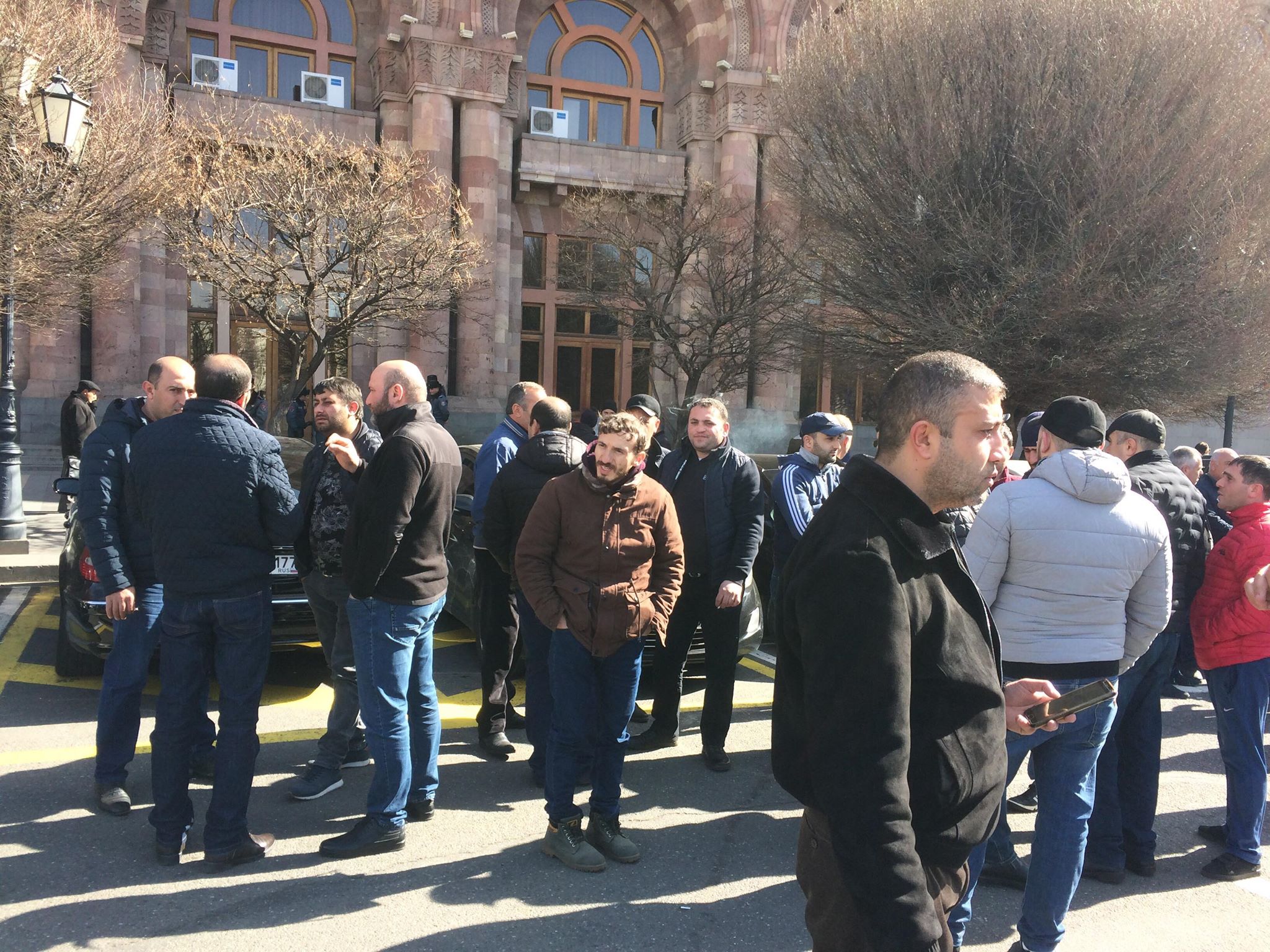 «Ղեկը աջ» նախաձեռնության անդամները վարչապետի հետ հանդիպում են պահանջում