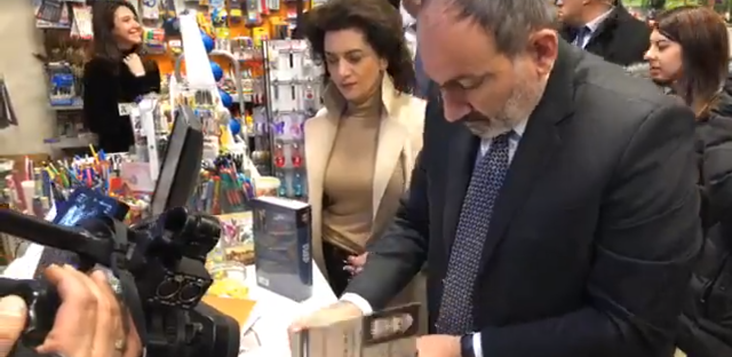 Վարչապետը քաղաքացիներին գրքեր է նվիրել