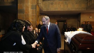 Փաշինյանը ներկա է գտնվել Սուրեն Հարությունյանի հոգեհանգստի արարողությանը