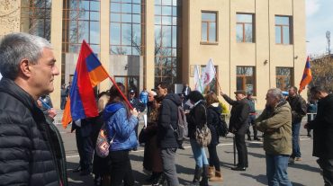 Բողոքի ցույց Երևանի ընդհանուր իրավասության Շենգավիթի նստավայրի դիմաց