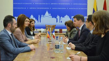 Հայաստանում Ֆրանսիայի դեսպանը ճանաչողական այց է կատարել Էջմիածին