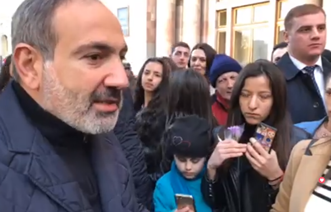 Վարչապետը ձնծաղիկներ է նվիրում կանանց և աղջիկներին