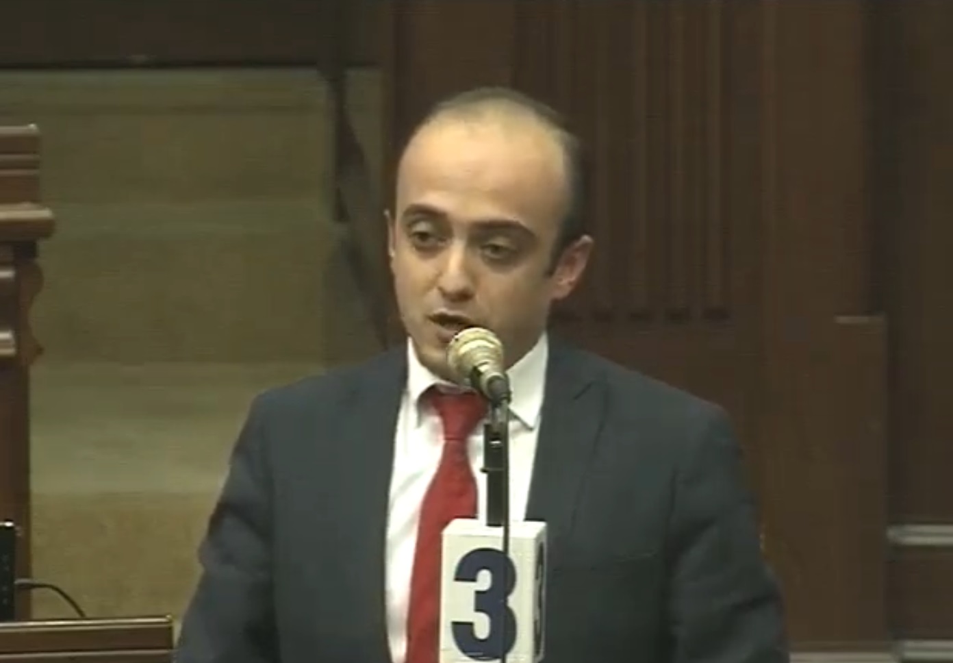 Հունվարի 1-ից մի շարք քաղաքացիներ ստիպված եղան իրենց մաշկի վրա զգալ օտարալեզու փաստաթղթի կիրառումը. Տարոն Սիմոնյան