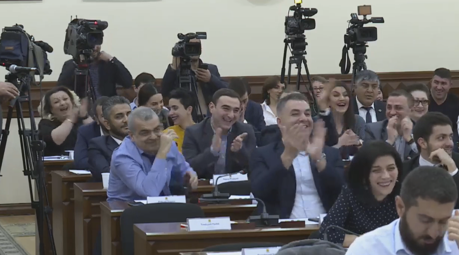 «Այսօր իմ ծնունդն ա». Լևոն Հովհաննիսյանի ծննդյան նվերն ու թեժ բանավեճ ավագանու նիստում