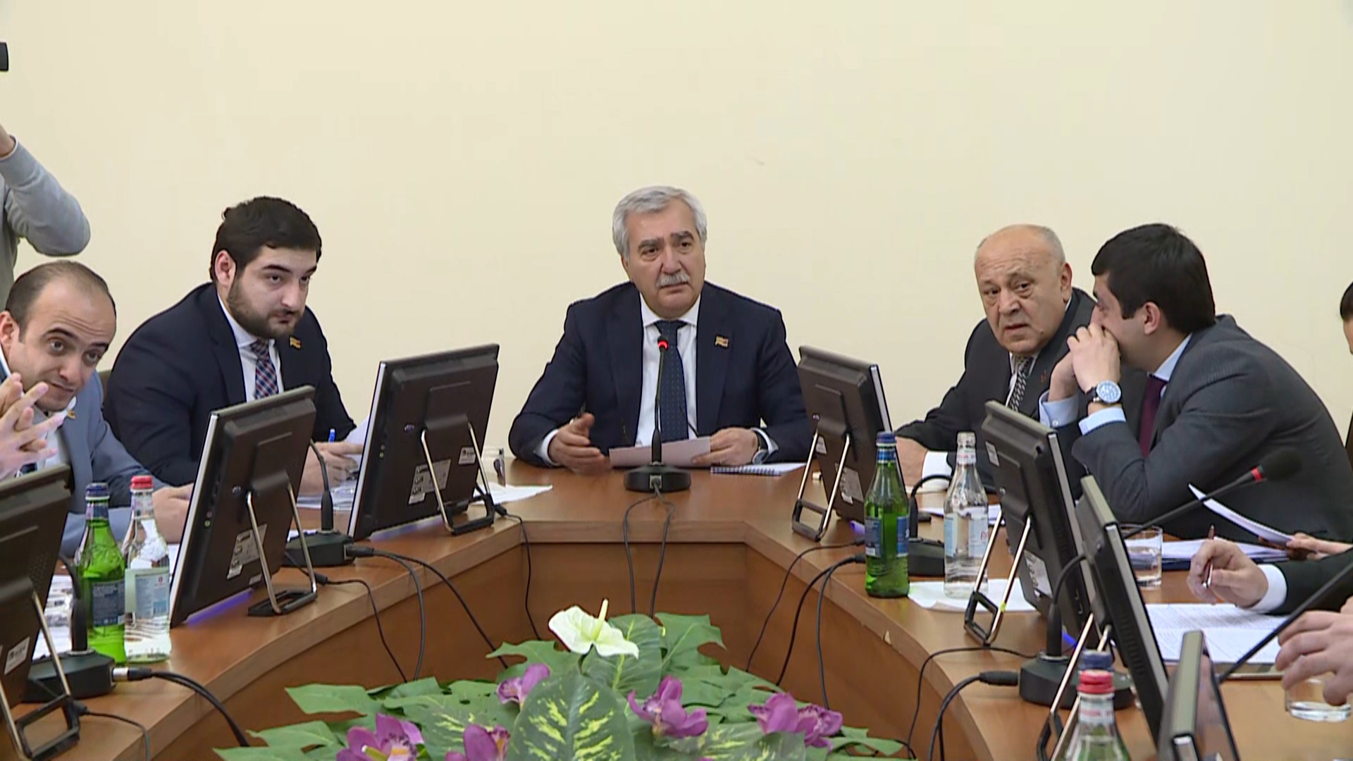 Ոստիկանության ներկայացուցչի՝ խցանման մեջ մնալու պատճառով ԱԺ հանձնաժողովի նիստը սկսեց ուշացմամբ