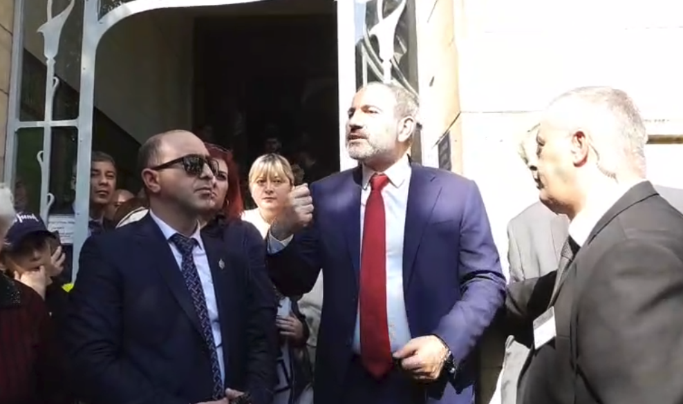 Ցանկացողները այնքան շատ էին, որ Ստրասբուրգի հայերի հետ Փաշինյանի հանդիպումը շարունակվեց բակում