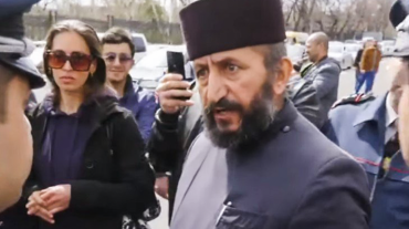 ԱԺ դիմաց ցույց անող Տ. Ղազար քահանա Պետրոսյանին փիլոնազուրկ են արել