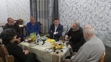 Տավուշի թեմի առաջնորդը մարզպետի հետ այցելել է Ապրիլյան պատերազմում զոհված Վլադիմիր Ալիխանյանի ընտանիքին