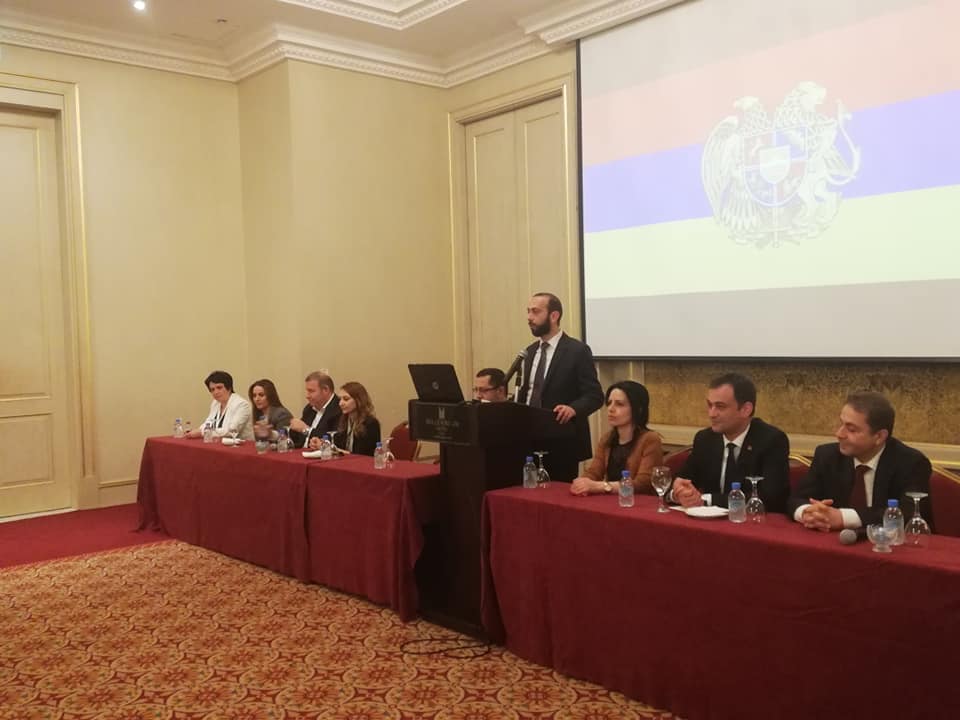 ԱԺ նախագահի գլխավորած պատվիրակությունը հանդիպել է Կատարի հայ համայնքի ներկայացուցիչներին