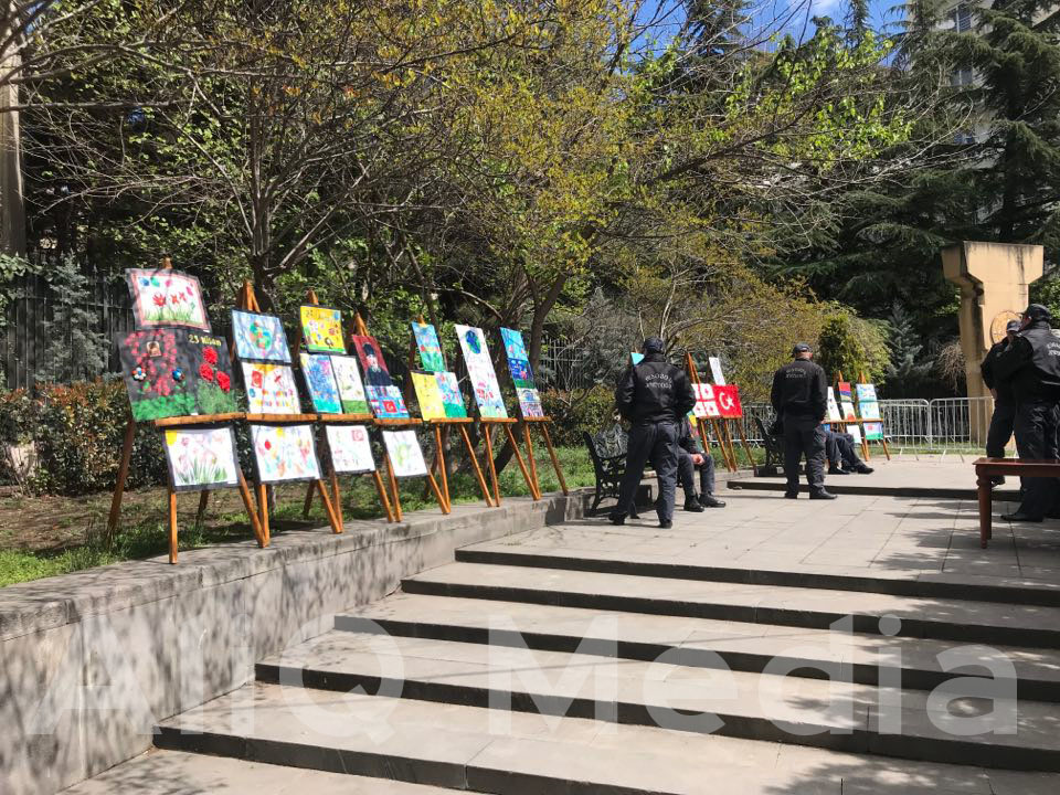 Թբիլիսիում` Թուրքիայի դեսպանատան առաջ, Աթաթուրքի նկարներով «ցուցահանդես» է բացվել