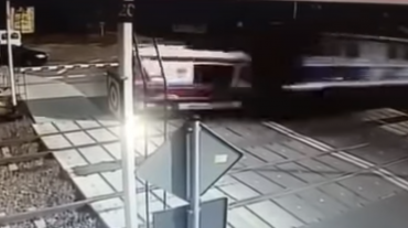 Լեհաստանում գնացքը մխրճվել է շտապօգնության մեքենայի մեջ, կան զոհեր