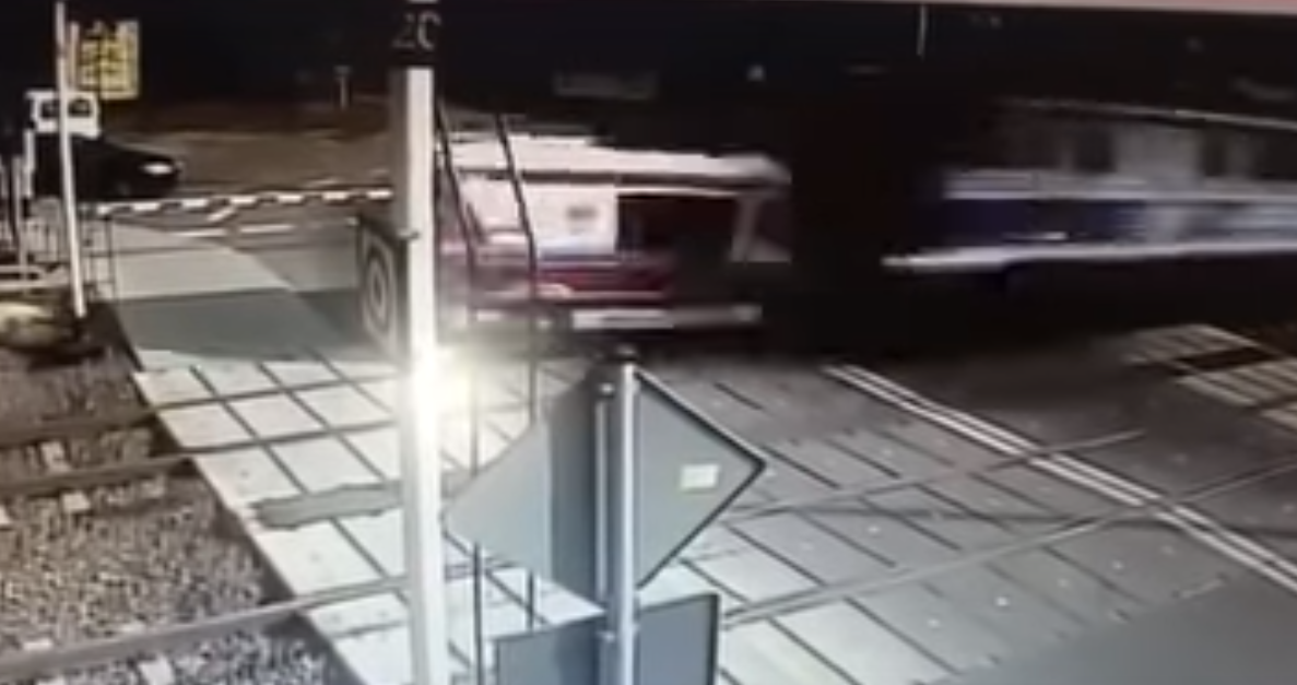 Լեհաստանում գնացքը մխրճվել է շտապօգնության մեքենայի մեջ, կան զոհեր