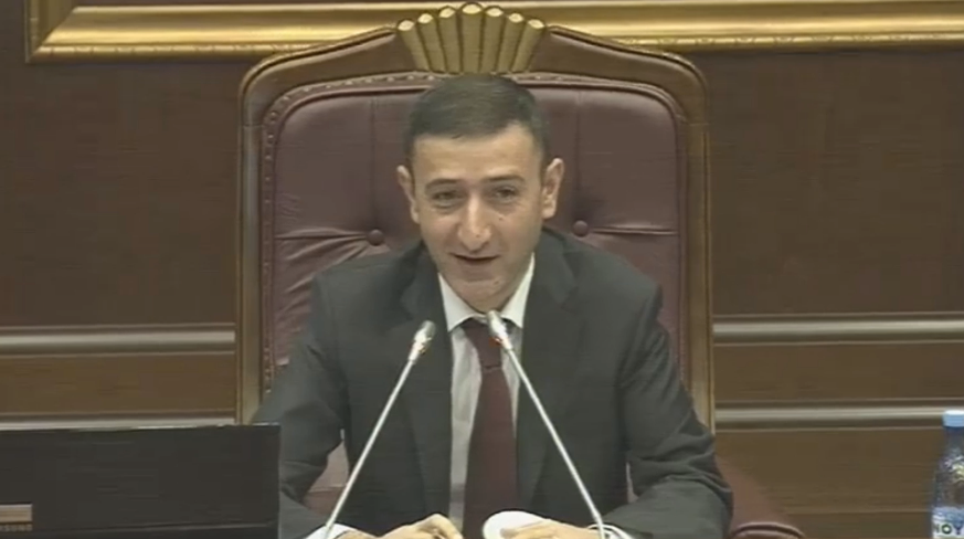 «Չենք մոռանում` ինչի համար ենք հավաքվել». Բաբկեն Թունյանը պատգամավորներին հորդորում է չշեղվել թեմայից