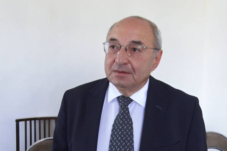 Վազգեն Մանուկյանի հրաժարականի երկու տարբերակները