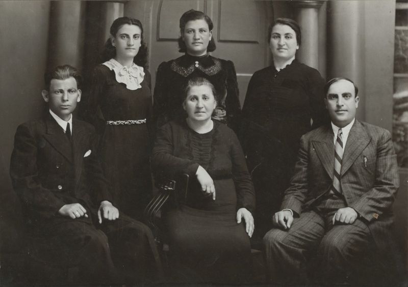 Ցեղասպանությունը վերապրողների և նրանց սերունդների հուշերը՝ անգլերեն
