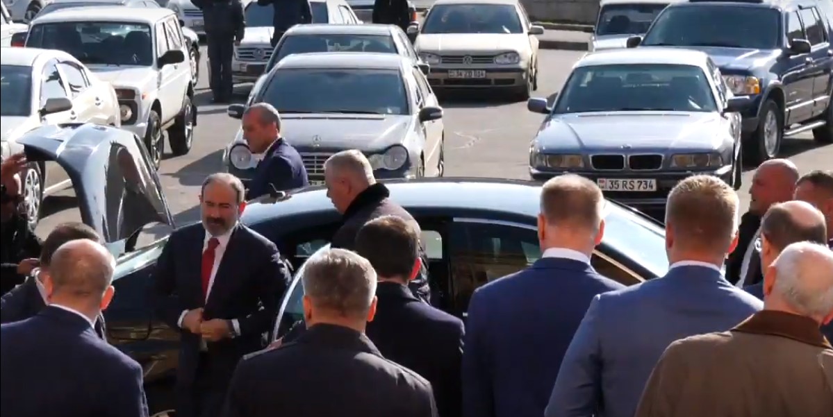 Նիկոլ Փաշինյանն արագընթաց էլեկտրագնացքով մեկնում է Գյումրի