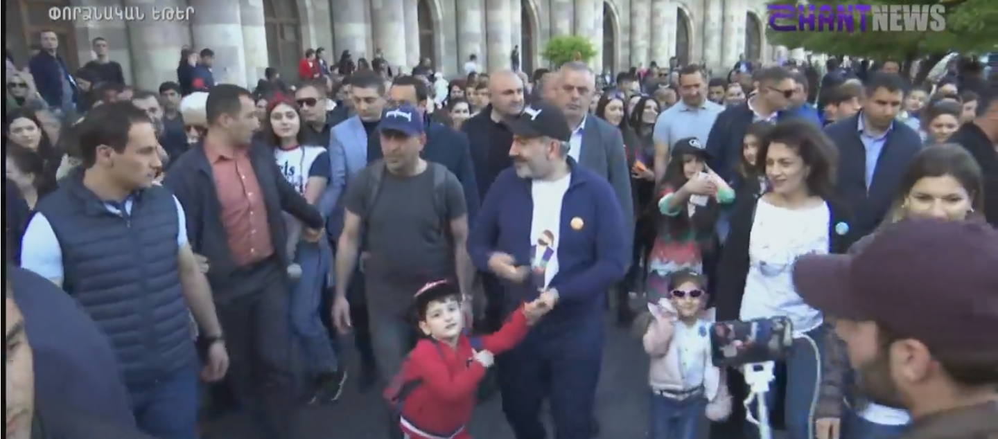 Վարչապետն ընտանիքի անդամների հետ Հանրապետության հրապարակում է