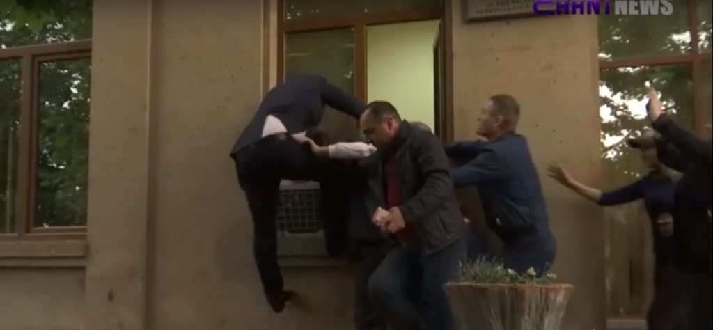 Տեսանյութ.Դատավոր Դավիթ Բալայանը փորձել է դատարան մտնել պատուհանով՝ ցուցարարների խոչընդոտելուց հետո դատավորը վայր է ընկել