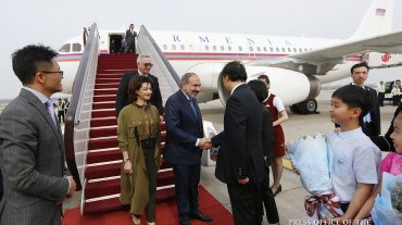 Պեկինի օդանավակայանում չինացի երեխաները ծաղիկներ են նվիրել վարչապետի տիկնոջը
