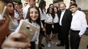 Վարչապետը կառավարական առանձնատանը հյուրընկալել է սահմանամերձ համայնքների շրջանավարտներին