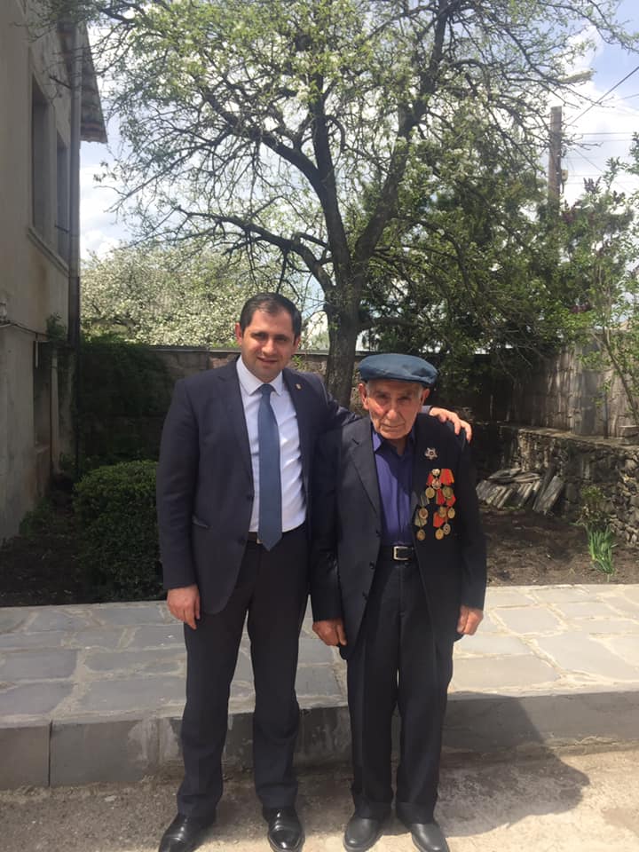 Սուրեն Պապիկյանը՝ Հայրենական պատերազմի մասնակից պապիկի հետ