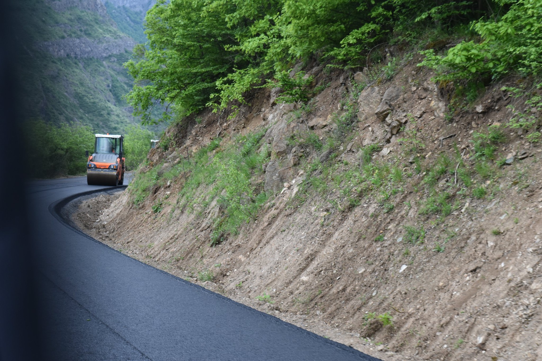 Տաթև տանող ճանապարհն ասֆալտապատվում է
