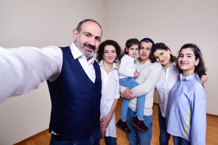 «Սիրում ենք բոլորիդ». վարչապետը շնորհավորել է Ընտանիքի օրվա առիթով