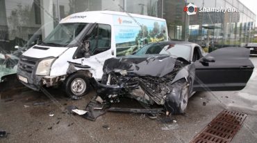 Խոշոր ավտովթար Երևանում. մեքենան կոտրել է խանութի ապակիները