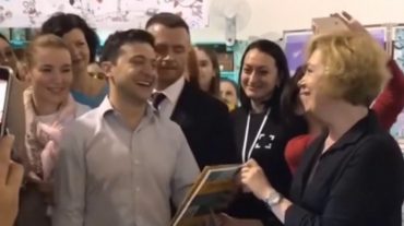 Զելենսկուն գիրք են նվիրել. «Քաղաքականություն սկսնակների համար»