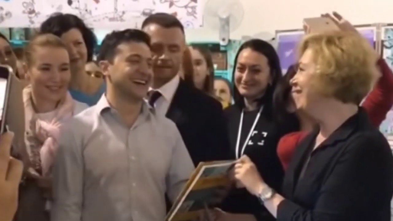 Զելենսկուն գիրք են նվիրել. «Քաղաքականություն սկսնակների համար»
