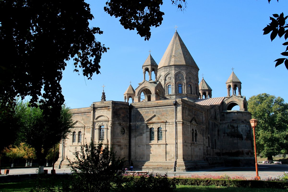 Թալանել են Մայր Աթոռ Սուրբ Էջմիածին եկեղեցու քահանայի տունն ու ավտոմեքենան՝ հափշտակելով խոշոր չափի գումար