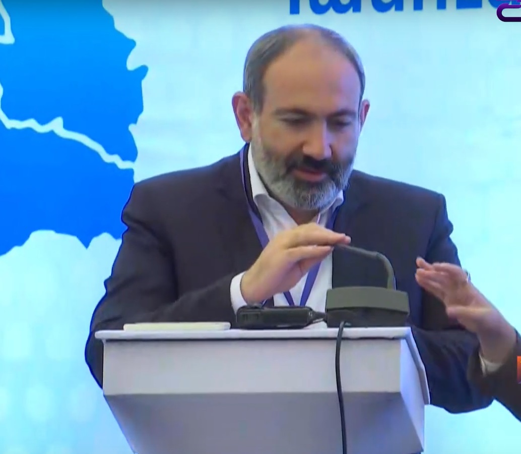 Փաշինյանը «փչացրեց» համաժողովի խոսափողը