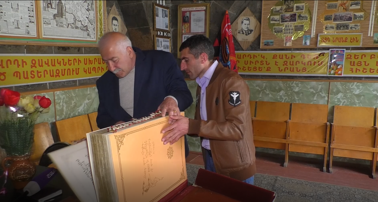 1941-1945թթ. զոհված լենինականցիների անունները` Գյումրիում պատրաստված 50 կգ-անոց պղնձաձույլ գրքում