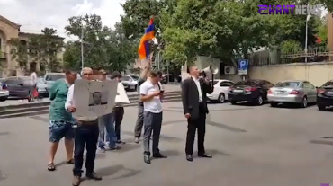 ՍԴ դիմաց մի խումբ քաղաքացիներ պահանջում են Հրայր Թովմասյանի հրաժարականը