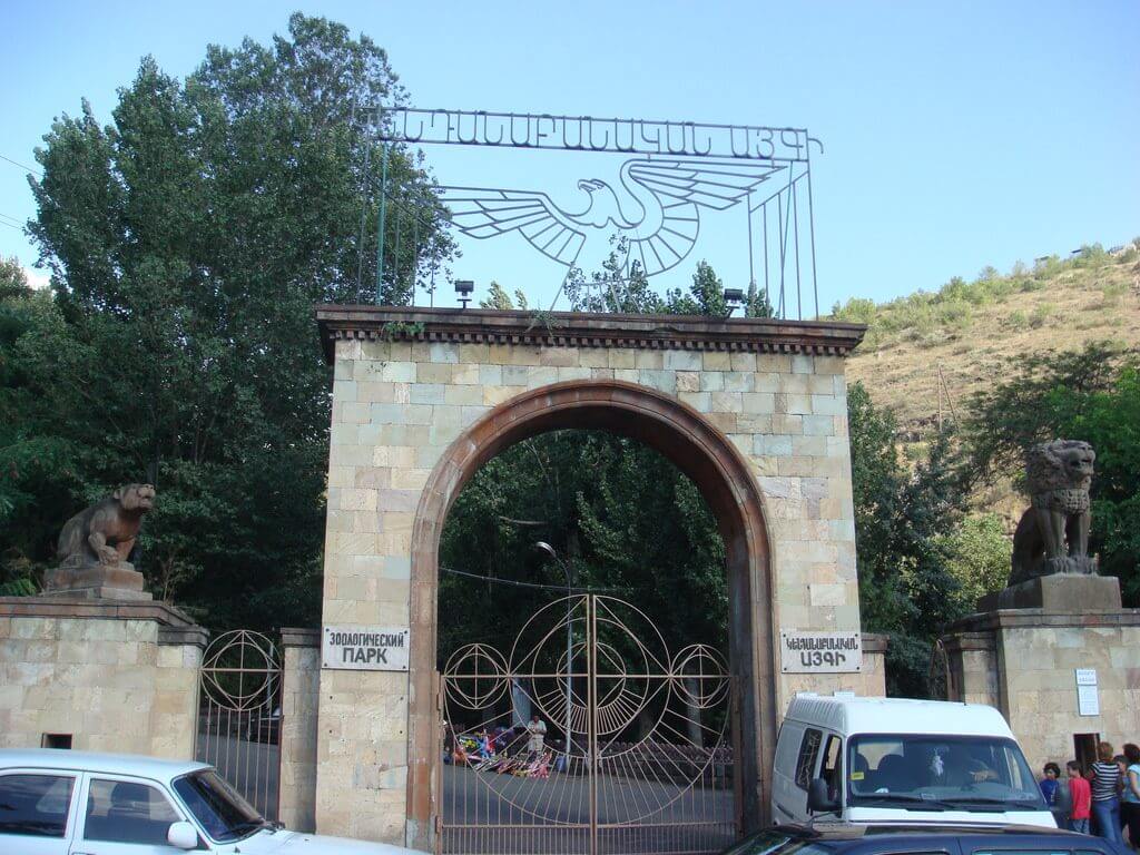 Կենդանաբանական այգու մոտ մեքենան բախվել է սյանը. կա տուժած