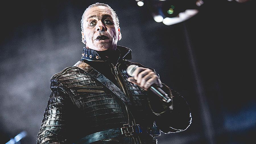 Rammstein խմբի անդամը կոտրել է երկրպագուի ծնոտը