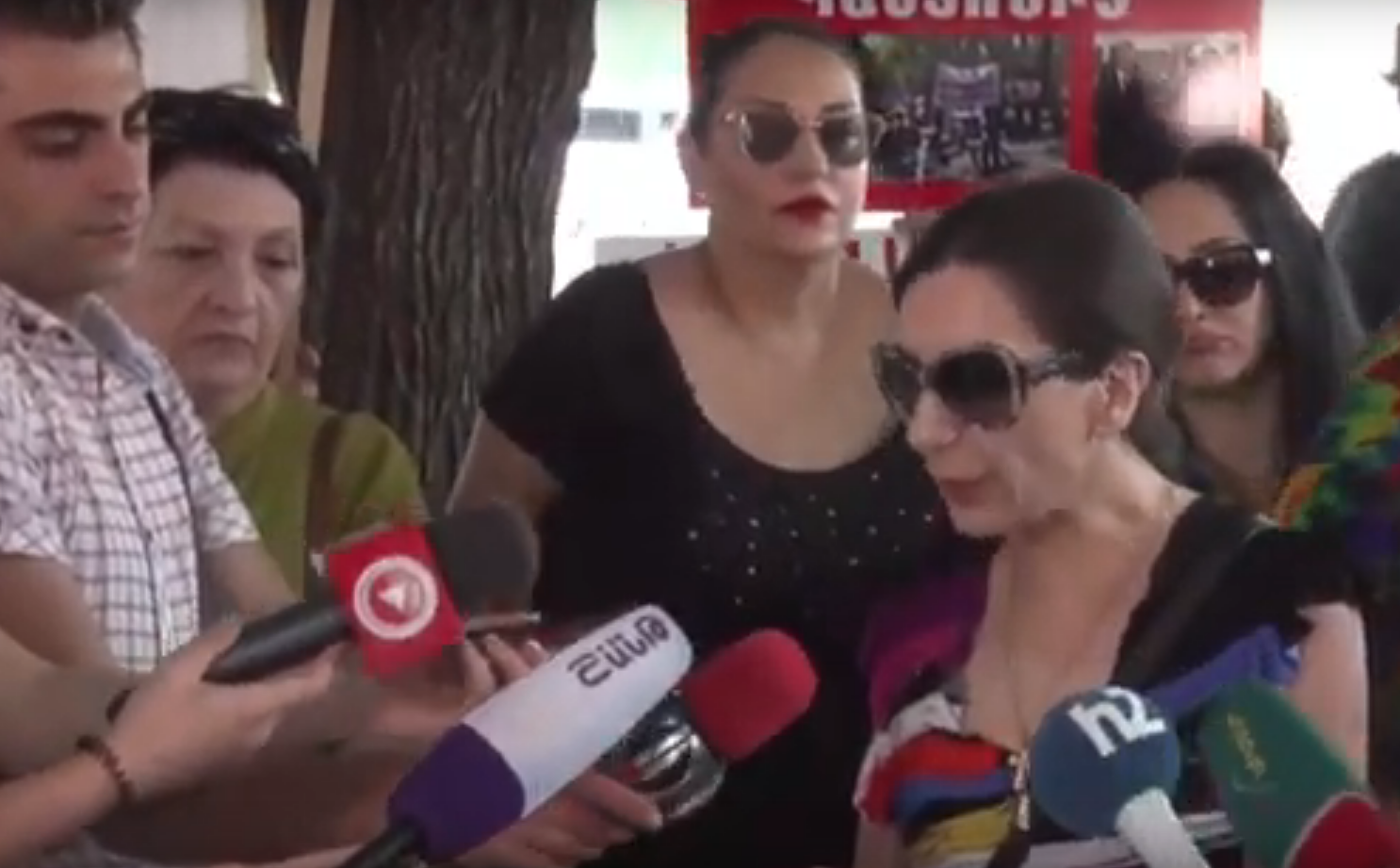 Կյանքում կենդանու շոյած չկա, սպիրտով լվանում էր ձեռքերը, ասում՝ հոտա գալիս. բողոքի ակցիա ընդդեմ Կենդանաբանականի տնօրենի