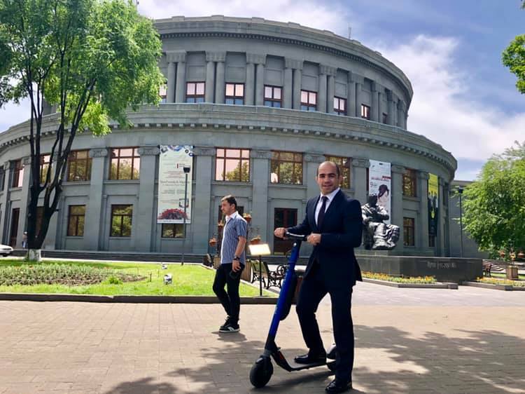 Ում ուղեկցությամբ և ինչպես է ԱԺ գնացել Արսեն Ջուլֆալակյանը