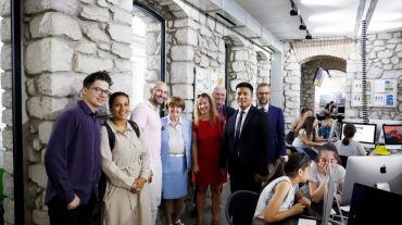 Բարոնուհի Քերոլայն Քոքսը այցելել է Ստեփանակերտի «Թումո»