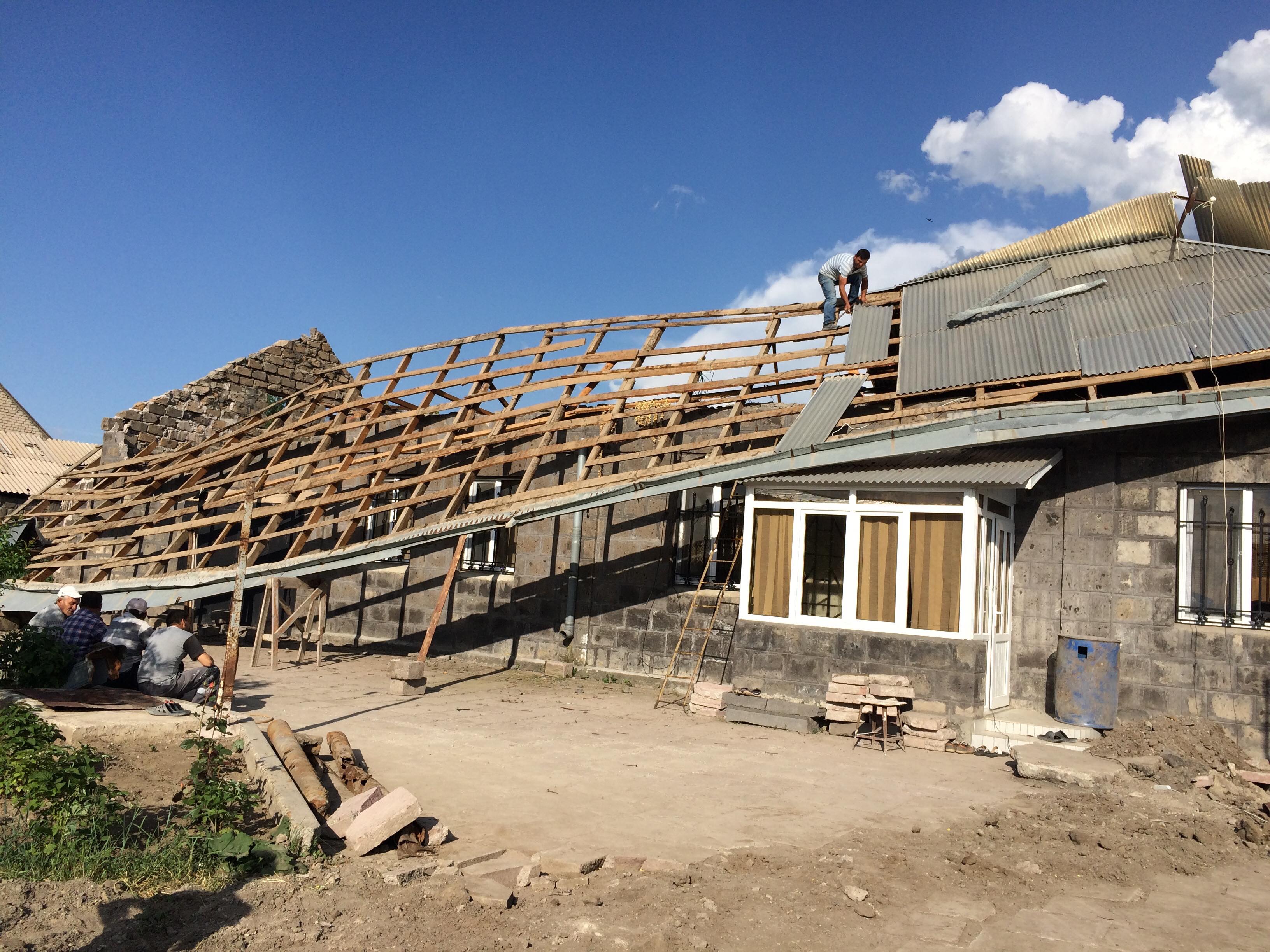 «Ասես ցունամի լիներ, մտավ կռիշի մեջ պոկեց ու քցեց». պտտահողմը Ազատանում տան տանիքն է պոկել