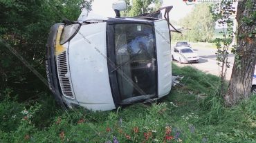 Երևան-Սևան ավտոճանապարհին «ԳԱԶ-33021»-ը բախվել է խորովածի մանղալին, ապա կողաշրջված հայտնվել ծառերի մեջ